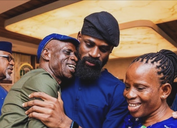 Tunde Onakoya with his family